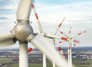 Windräder drehen sich im Wind