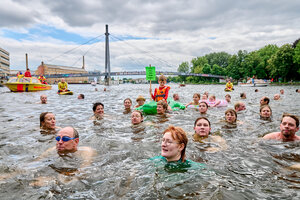 Badende bei einem Protestschwimmen.