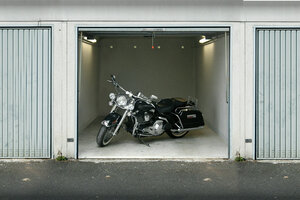 Motorrad in einer Garage.