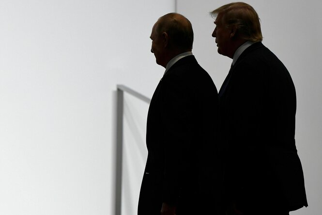 Schattenriss von Wladimir Putin und Donald Trump, bei einem gemeinsamen Treffen vor Jahren