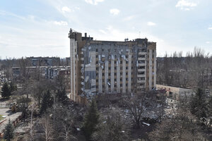 Eine Ansicht zeigt ein beschädigtes Hotel, die Verkleidung der zehnstöckigen Fassade hängt herunter