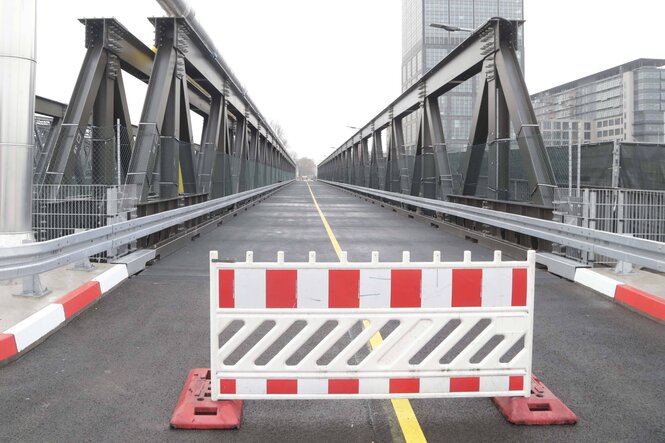 Absperrung vor einer leeren Brücke