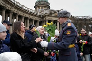 Ein Mann gibt einer Frau Blumen