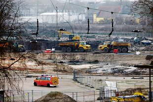 Blick auf das ehemalige Bahngelände in Osnabrück, das als staubige Großbaustelle erscheint und mit Baggern und schwerem Gerät befahren wird