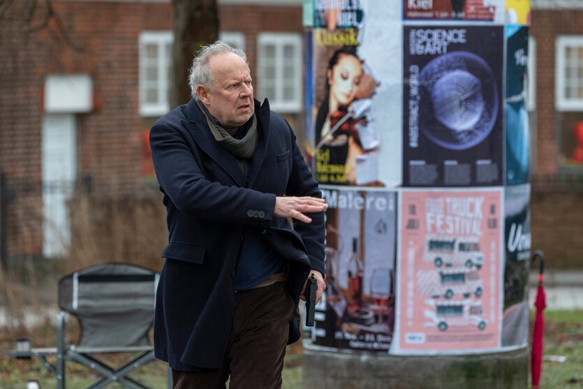 Kommissar Borowski (Axel Milberg) hat eine Pistole in der Hand