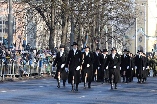 Eine Parade von Uniformierten.