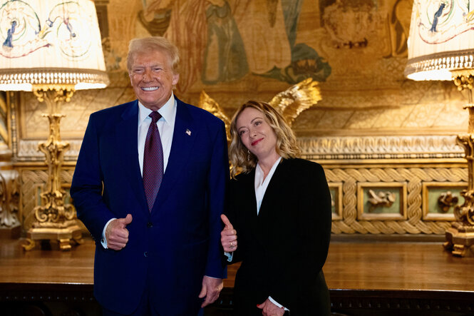 Meloni und Trump vor der Presse.