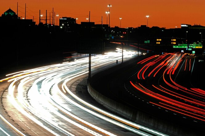 Autolichter leuchten weiß und rot auf einer mehrspurigen Straße