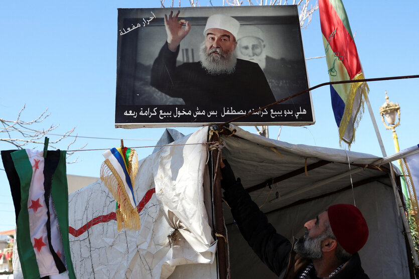 Ein Schild mit dem Bild des syrischen Drusenführers Scheich Hikmat al-Hajri ist in Sweida zu sehen