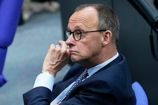 Friedrich Merz sitzt im Bundestag und macht einen unzufriedenen Eindruck