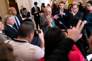 Chuck Schumer spricht umringt von der Presse im Capitol