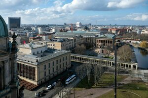 Eine Luftaufnahme mit Blick vom Berliner Dom auf die Spree sowie Altes Museum Alte Nationalgalerie und Pergamonmuseum