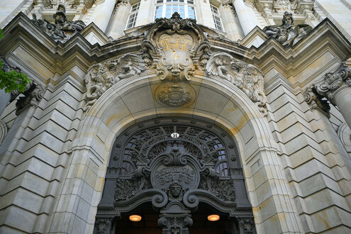 Der Eingang des Amtsgerichts Tiergarten, ein neobarockes Gebäude aus dem 19. Jahrhundert.