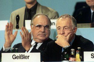 Links neben Heiner Geißler sitzt Helmut Kohl