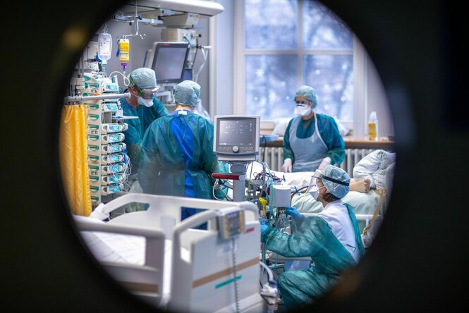 Ärzte und Pflegekräfte betreuen einen Patienten bei einer Lungenspiegelung in einem der Behandlungszimmer auf der Intensivstation in der Universitätsmedizin Rostock