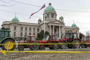 Traktoren vor dem Parlamentsgebäude in Belgrad