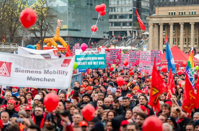 Ganz viele Menschen mit roten Plakaten und Luftballons auf dem Schloßplatz in Stuttgart