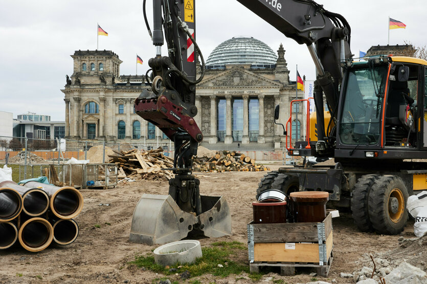 Blick auf eine Baustelle auf der Reichstagswiese vor dem Reichstagsgebäude