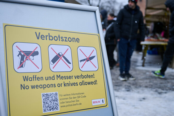 Hinweisschild der Polizei auf die Waffenverbotszone am Leopoldplatz