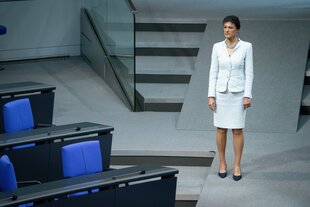 Sahra Wagenknecht steht im Bundestag.