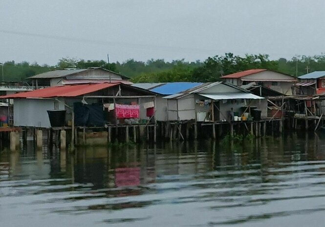 Ein Dorf mit Häusern auf Pfählen, die im Wasser stehen