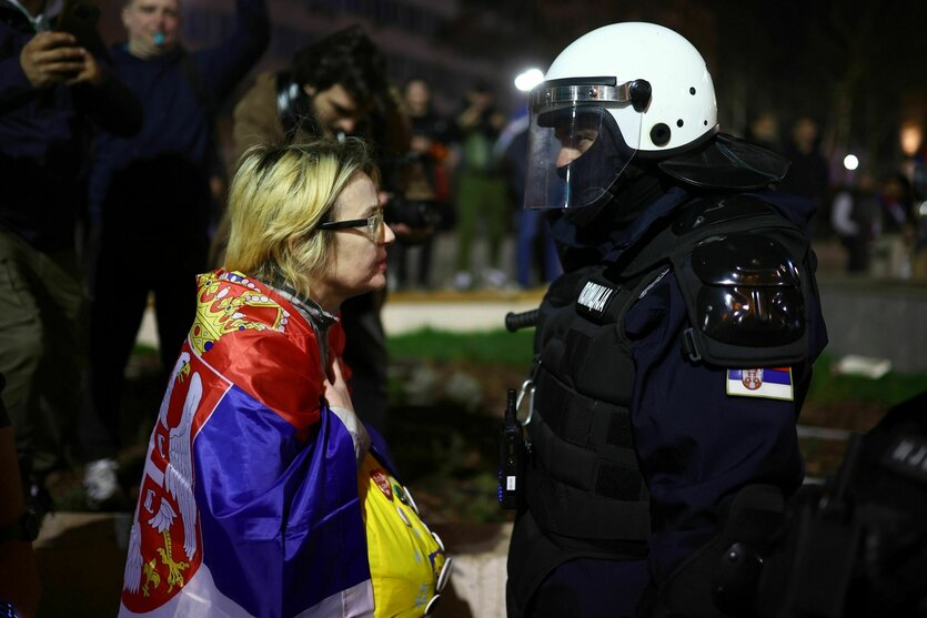 Eine Demonstrantin spricht mit einem Polizisten während einer Großdemonstration gegen den populistischen Präsidenten Vucic und seine Regierung in der Innenstadt von Belgrad.