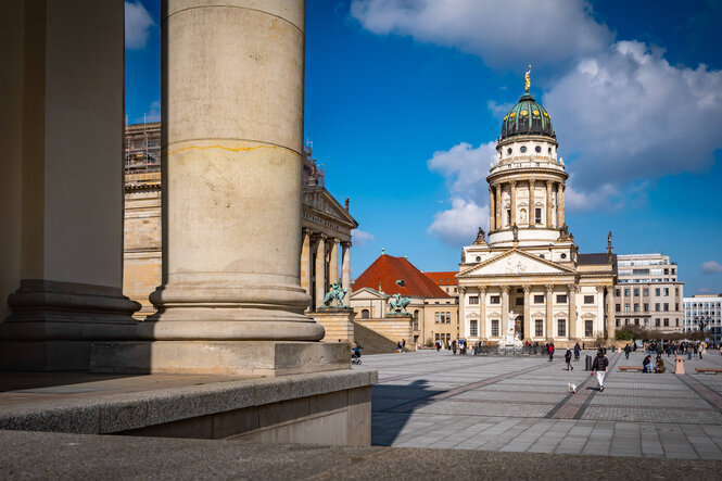 Blick auf den Gendarmenmarkt mit dem Französischen Dom im Hintergrund