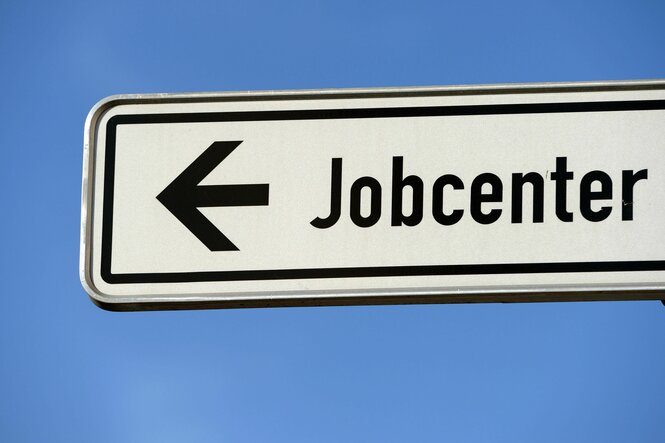 Ein Hinweisschild zum Jobcenter