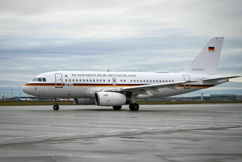 Auf dem militärischen Teil vom Flughafen Berlin Brandenburg fährt ein Airbus A319 der Flugbereitschaft der Bundeswehr zur Startbahn.