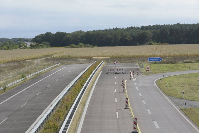 Einen Autobahnendet in einem Getreidefeld