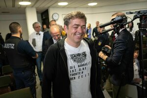 Michael Ballweg (M), Gründer der «Querdenken»-Bewegung, kommt lächelnd in einen Saal des Landgerichts Stuttgart - er trägt ein T-Shirt mit der Losung: Die Wahrhheit ist eine Tochter der Zeit