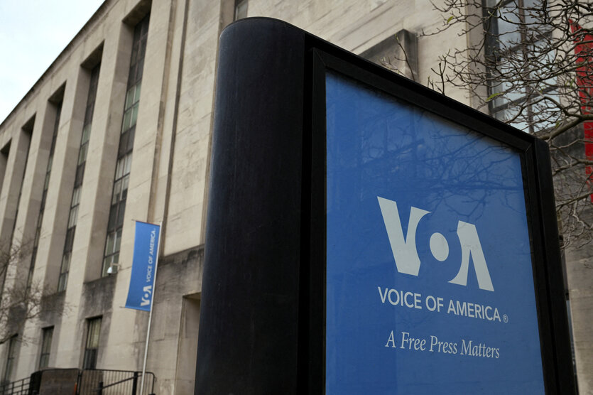 Ein Blick auf das Gebäude von Voice of America (VOA), auf dem blauen Banner steht: A Free Press Matters