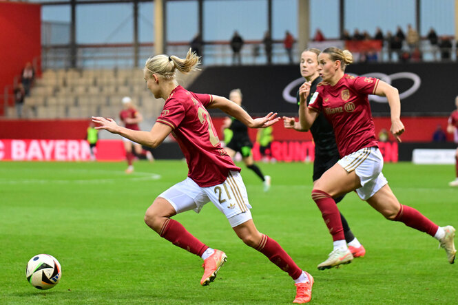 Die Bayernspielerinnen Pernille Harder und Klara Bühl sprinten über den Rasen