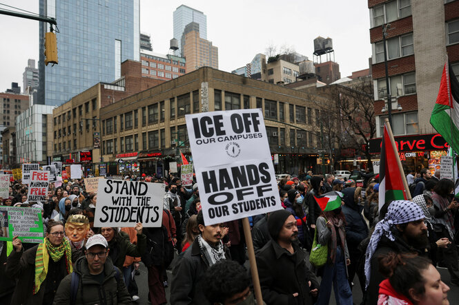 Protest in New York gegen die Repressionen gegen Studierende, die sich an Protestaktionen beteiligt haben. Sie tragen Schilder mit Forderungen wie: ICE off our Campuses