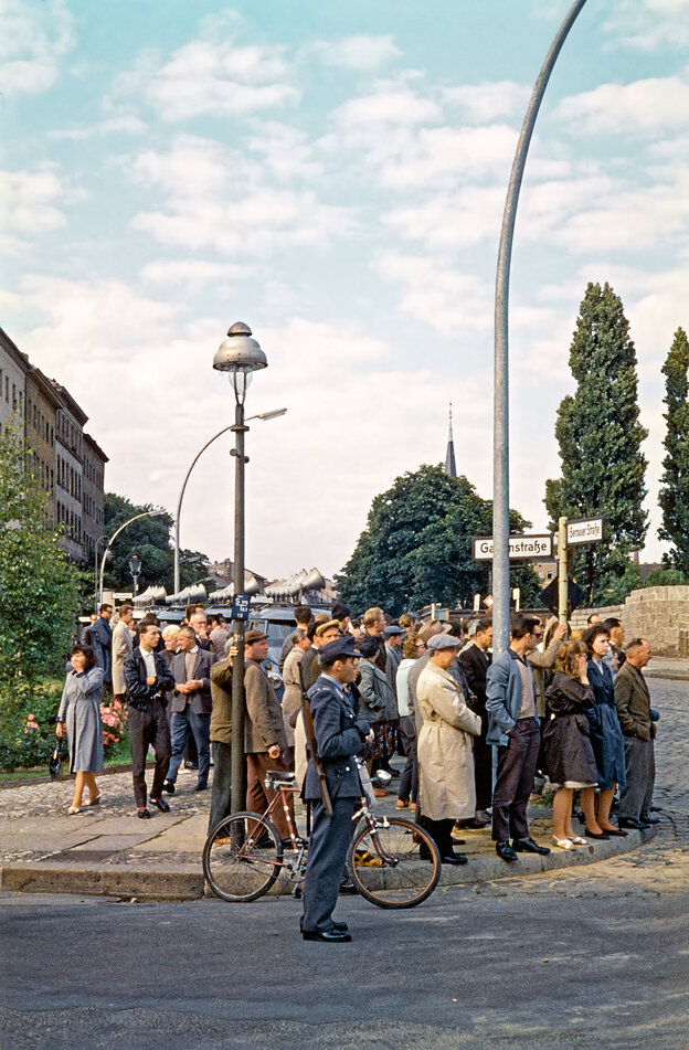 Eine Gruppe von West-Berlinern beobachtet ganz ruhig die Bauarbeiten für die Berliner Mauer