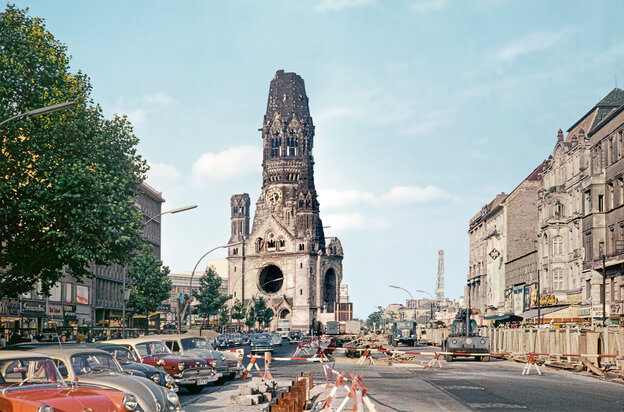 Blick auf die Gedächtniskirche in Berlin 1958 - es wird noch gebaut, Baumaschinen auf der rechten Fahrspur und es gibt noch kein Europa-Center und kein Egon Eiermann-Gebäude an der Kirche