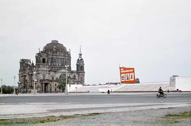 Der Berliner Dom steht allein an der Liebknecht-Brücke, neben ihm die Tribüne für die Aufmärsche vor der Parteiführung, geschmückt von einem Schild mit Marx, Engels und Lenin: Der Sozialismus siegt