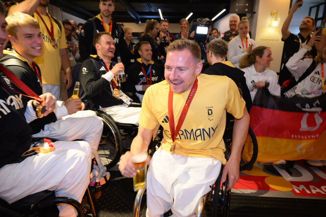 Jan Haller mit einem Bier in der Hand