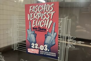 "Faschos verpisst euch": An einem U-Bahn-Fenster hängt ein Sticker mit einem Aufruf zum Gegenprotest am 22. März