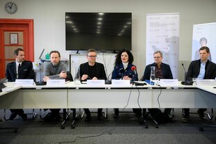 Pressekonferenz zur Vorstellung der Schutzwohnung mit Sozialsenatorin Cancel Kiziltepe. LKA-Mann Gregor Ott ist der 2. von links