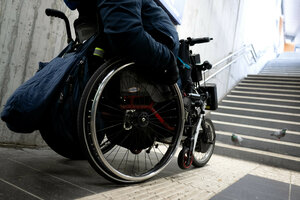 Rollstuhlfahrer vor einer Treppe im U-Bahnhof