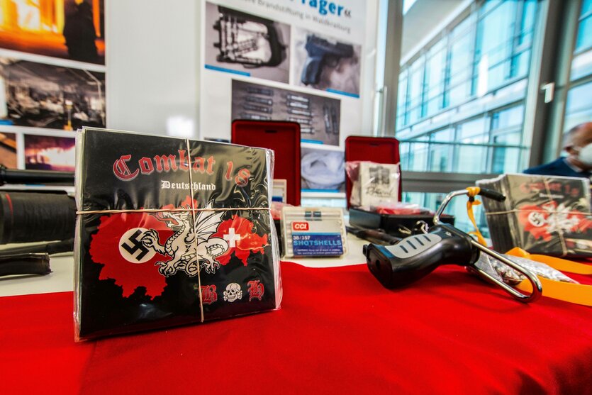 Blick auf einen Tisch mit Neonazi-CDs und einer Zwille