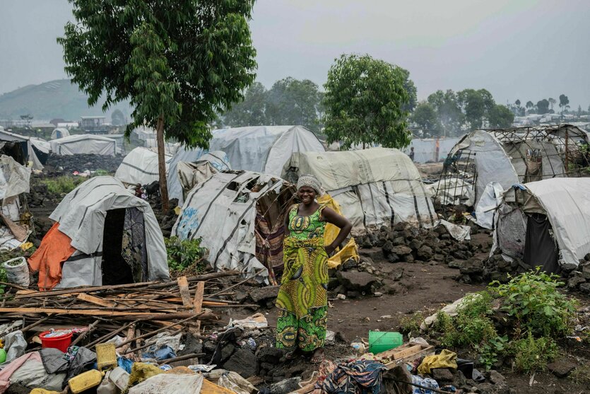 Eine Kongolesin Mitte Februar in mitten von behelfsmäßigen Zelten einem Flüchtlingslager im Ostkongo