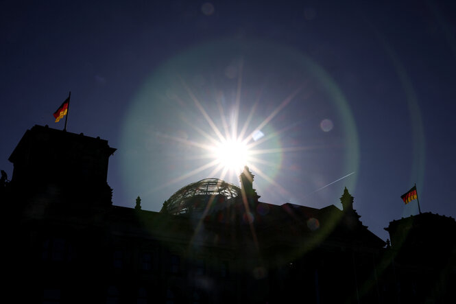 Gleißende Sonne über dem Reichstagsgebäude