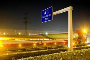 Gelbe und rote Beleuchtung unter einem Autobahnschild