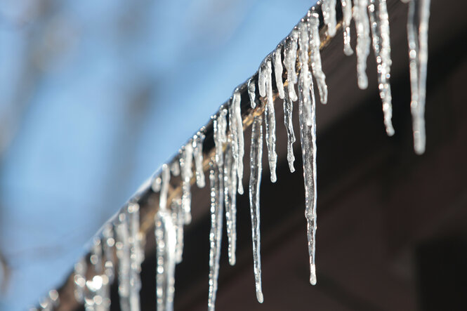 Eiszapfen bilden sich am Dach eines Gebäudes in Halberstadt.