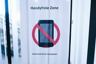 Verbotsschild mit dem Hinweis: Handyfreie Zone