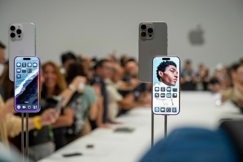 Geräte des neuen Modells iPhone 16 werden präsentiert wie Haute Couture