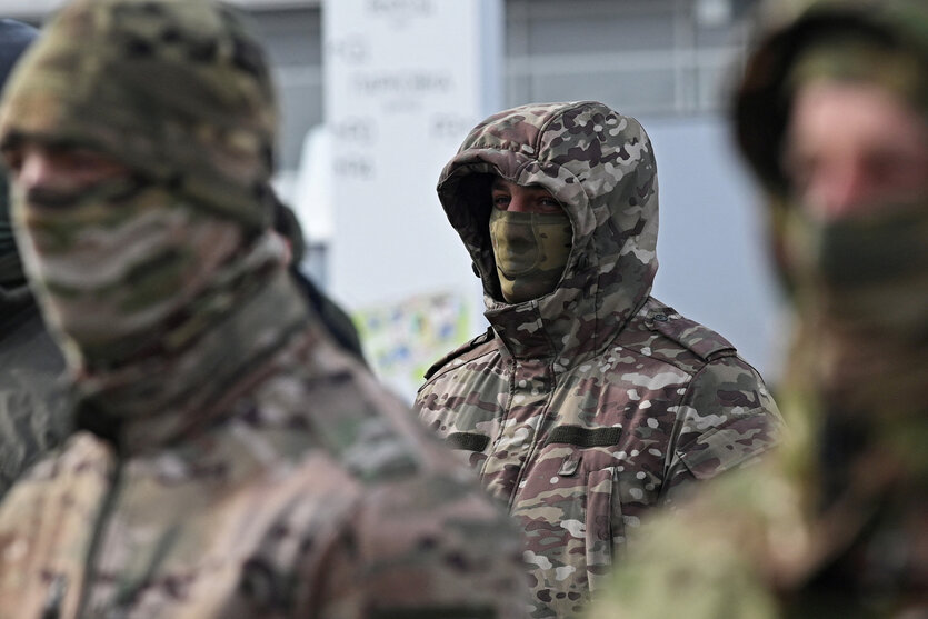 Soldaten in Kampfuniform mit verhüllten Gesichtern