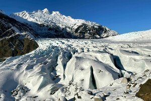 Gletscher zwischen felsigem und bergigem Gelände